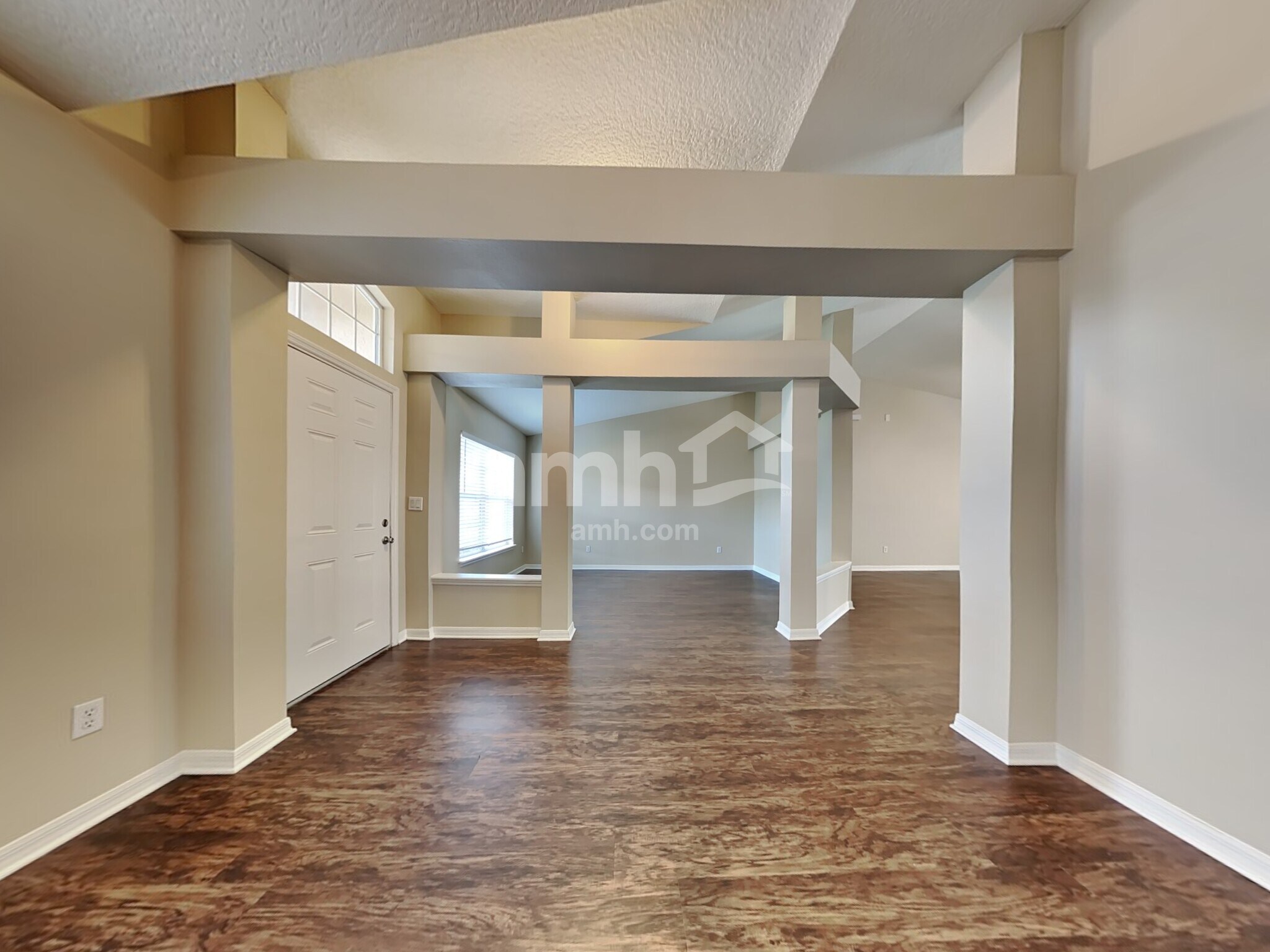 Building Photo - 10235 Meadow Pointe Dr