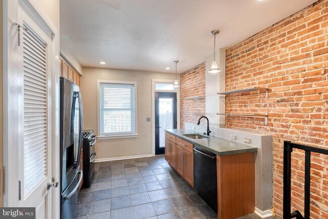 Building Photo - 112 N Streeper St
