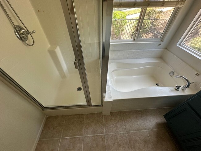 Building Photo - AVAILABLE NOW!!! 3 Bedroom 3 bath Private OASIS backyard in Vista, CA.
