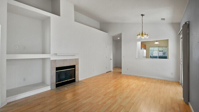 Building Photo - 3 bed 2 bath in Green Valley!