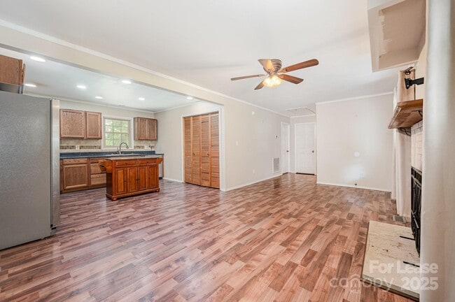 Building Photo - 6118 S Rocky River Rd