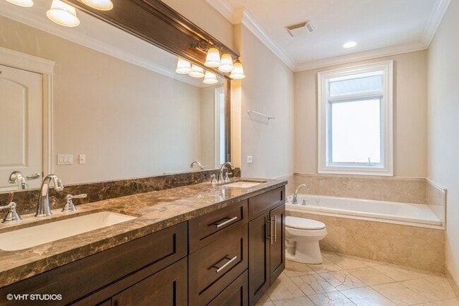 Building Photo - 2904 W Belmont Ave