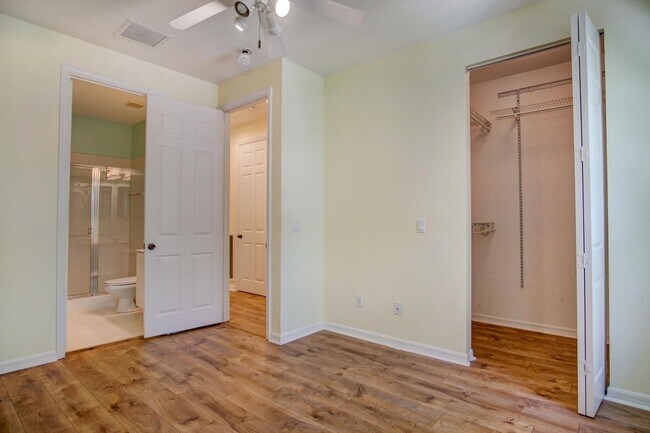 Building Photo - 1020 E Longport Cir