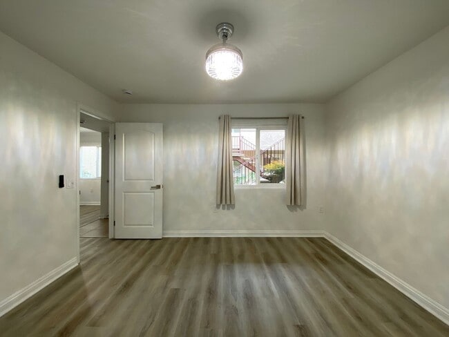 Building Photo - Beautifully Renovated 1-Bedroom Condo in R...