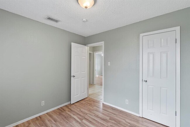 Building Photo - 11908 Broad Oaks Dr