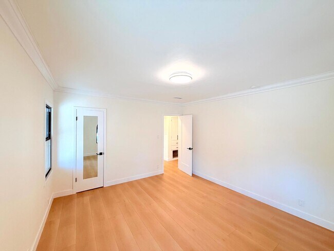 Building Photo - 6130 Whitsett Ave