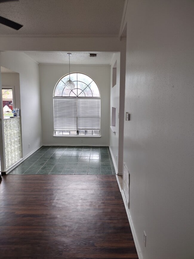 Building Photo - 6314 Village Arbor
