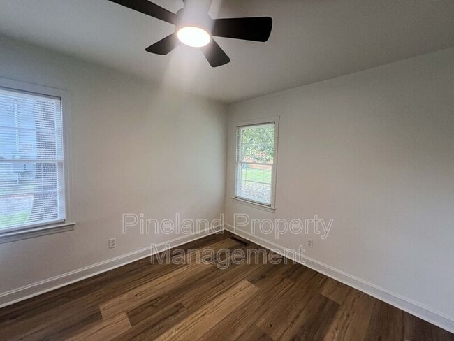 Building Photo - 1009 Martindale Dr