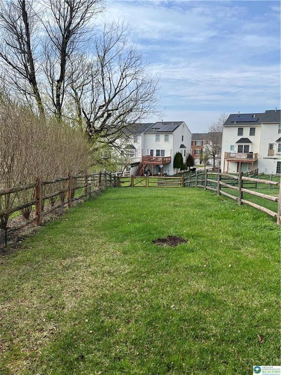 Building Photo - 338 S Oak St