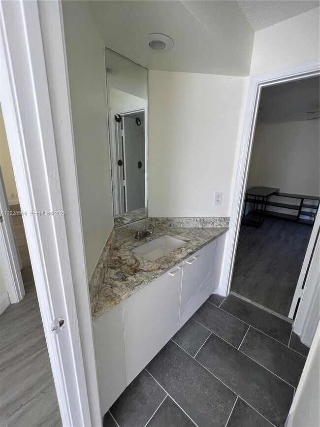 Building Photo - 11383 Lakeview Dr