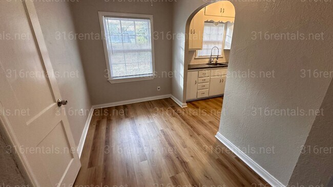 Building Photo - $950 - 2 bed 1 bath - Beautiful single family home*COMING SOON*