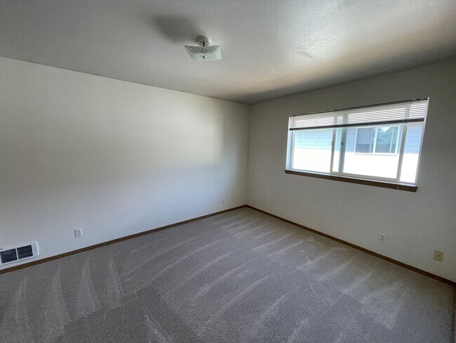 Building Photo - Schell (1410 NW Falls Creek Loop)