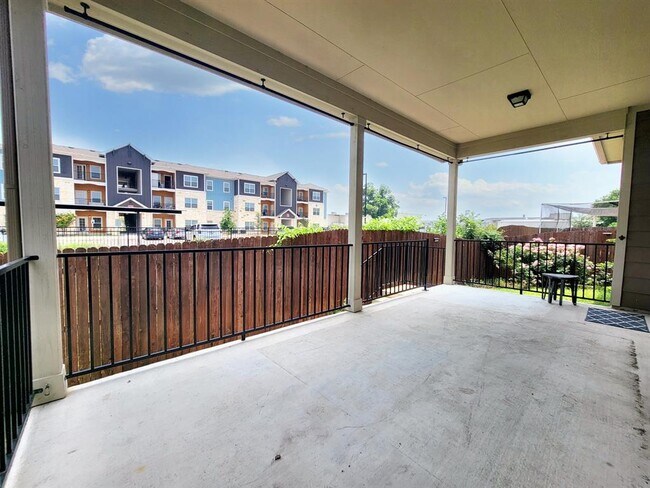 Building Photo - 15811 Windroot St