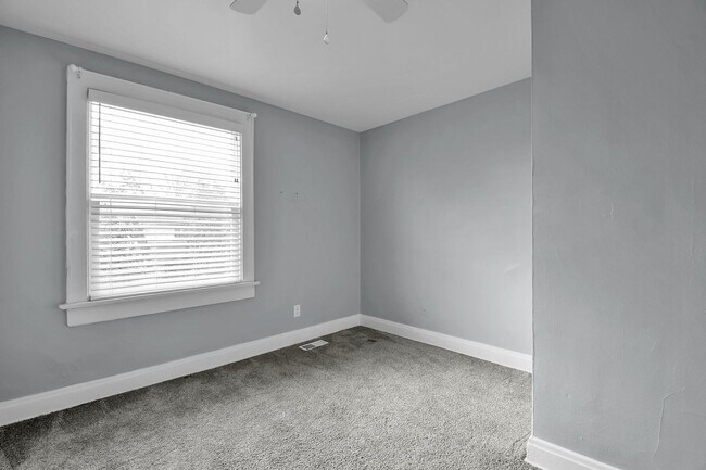 Building Photo - 626 E Jenkins Ave