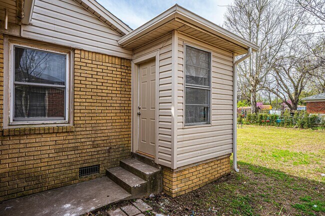 Building Photo - Updated 3 Bed - 1 Bath in Bethany!