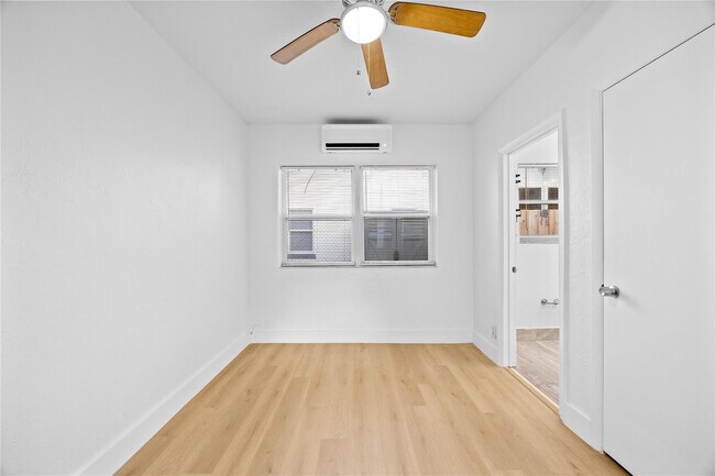 Building Photo - 412 SE 16th St