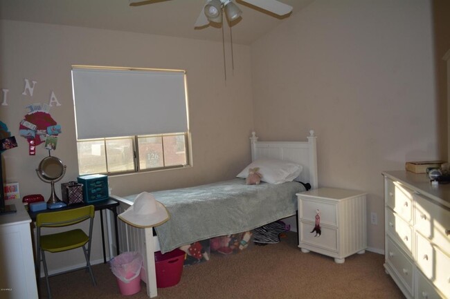 Middle Bedroom - 2725 East Mine Creek Road