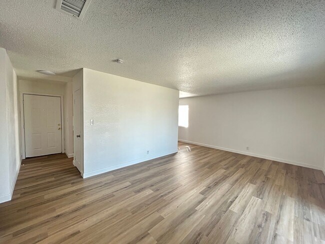 Building Photo - No HOA! 3 Bedroom 2 Bathroom House!