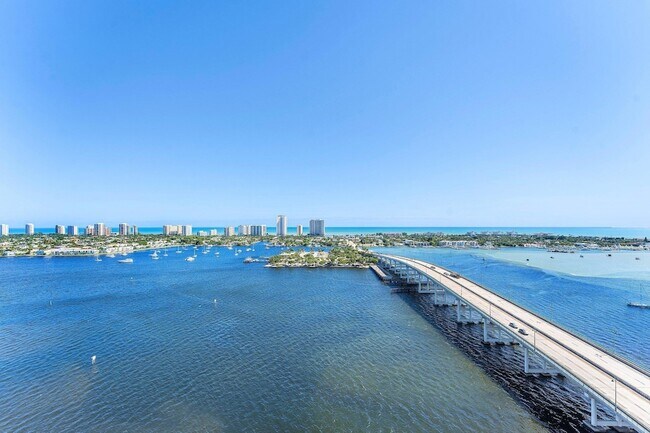 Building Photo - 2640 Lake Shore Dr