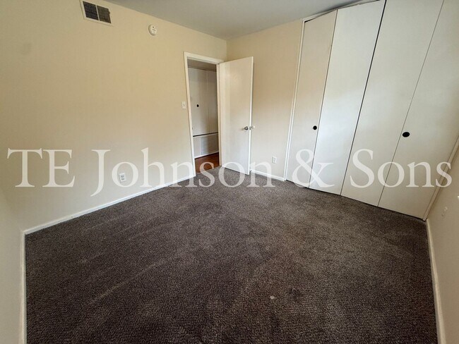 Building Photo - Charming 4 Bedroom Ranch with Fenced Yard and Hardwood Floors