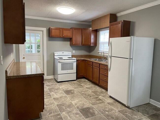 Building Photo - 3 BED, 1 BATH HOME, $1,300 MONTH, $1,300 DEPOSIT!!