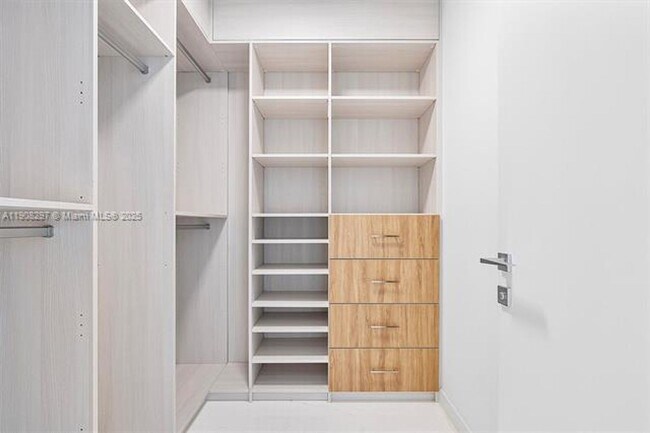 Building Photo - 300 Biscayne Blvd Way