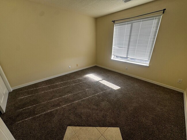 Building Photo - Beautiful 3 bedroom 2 bathroom home.