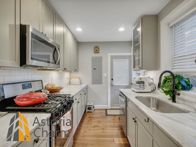 Building Photo - Classic Brick Rowhome with Rooftop Views