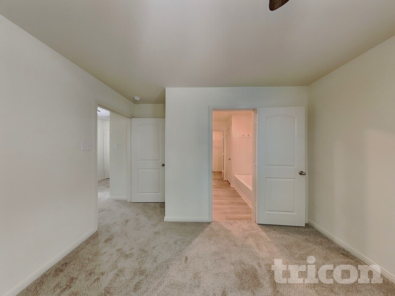 Building Photo - 3158 Gilbert Garden