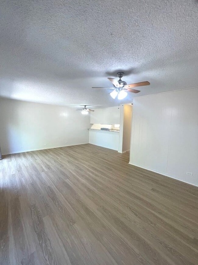 Building Photo - 4 bed/ 2 bath Townhome in Makakilo, Utilit...
