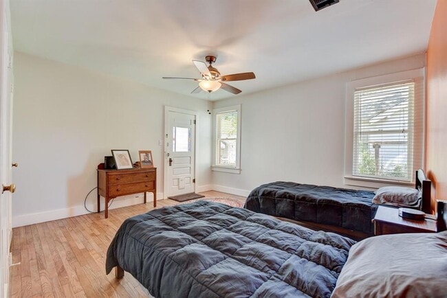 Building Photo - 601 E 8th St