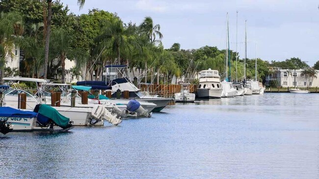 Building Photo - 6253 Bay Club Dr