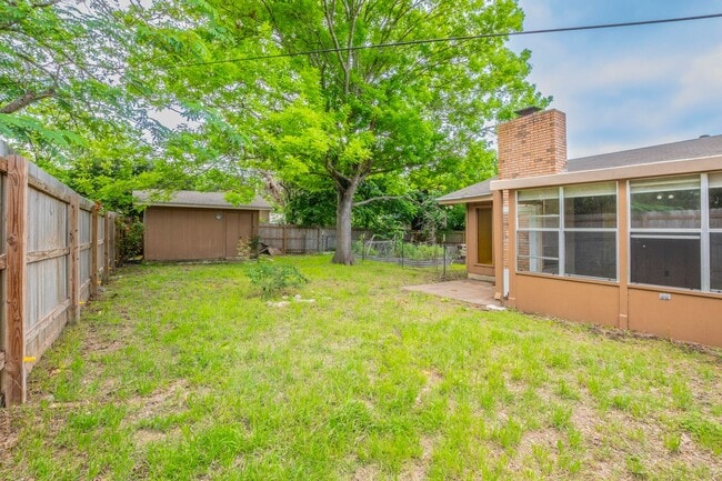 Building Photo - 4 Bed 3 Bath Brick Home with Fenced Yard