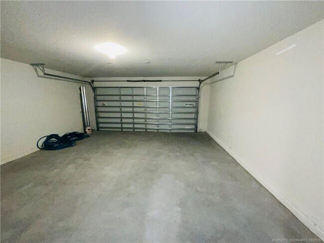 Building Photo - 934 SW McDevitt Ave