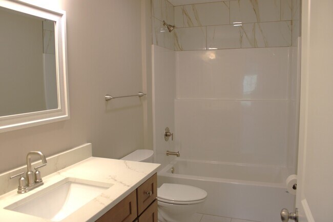 Building Photo - 520 Carriage Ct