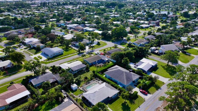 Building Photo - 1615 Crest Dr