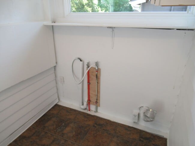 Building Photo - Large Two Bedroom House 1/2 off 1st rent