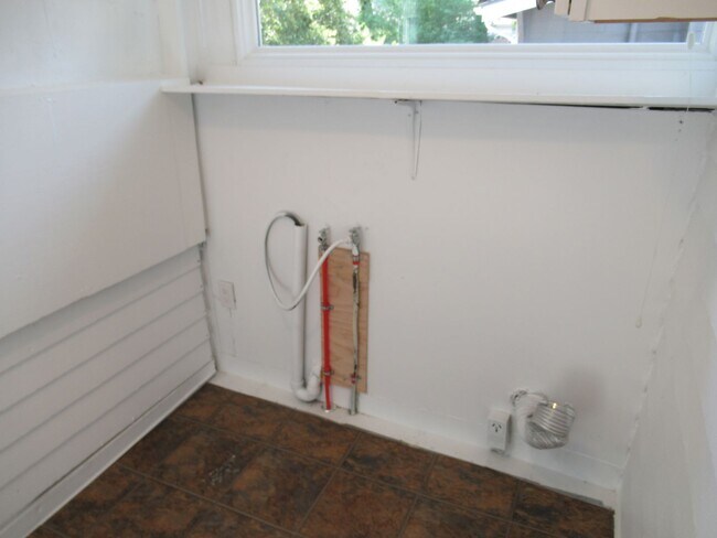 Building Photo - Large Two Bedroom House