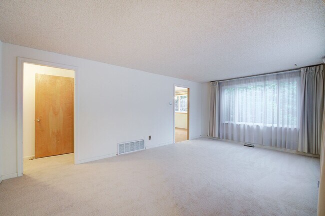 Building Photo - 2bd/1.5ba Redmond Home