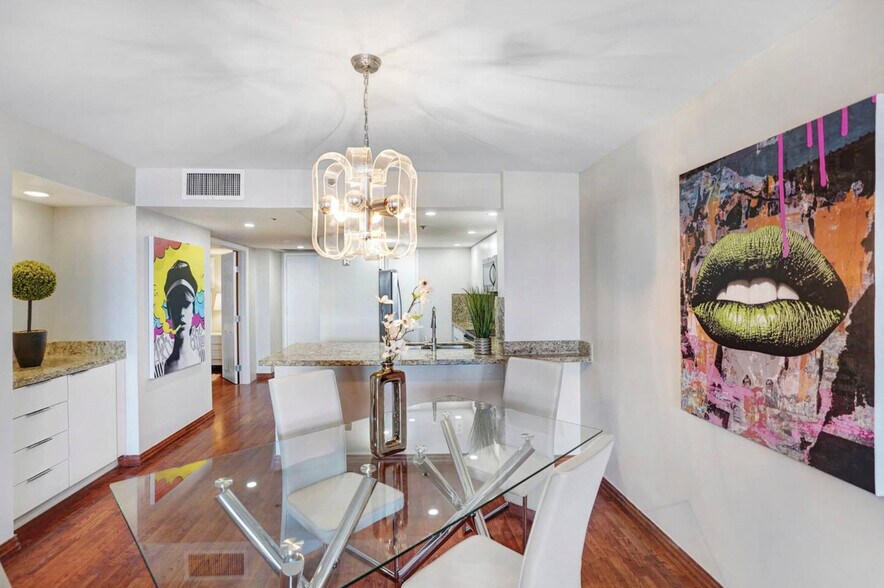 Building Photo - 1717 N Bayshore Dr