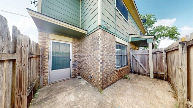 Building Photo - 2807 Longmire Dr