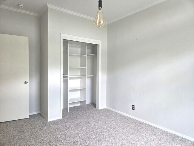 Building Photo - Charming 3/2 Bungalow