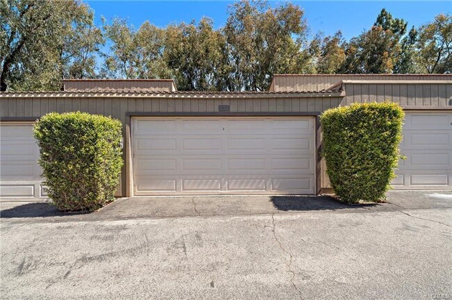 Building Photo - Beautifully Upgraded Single-Level Condo on...