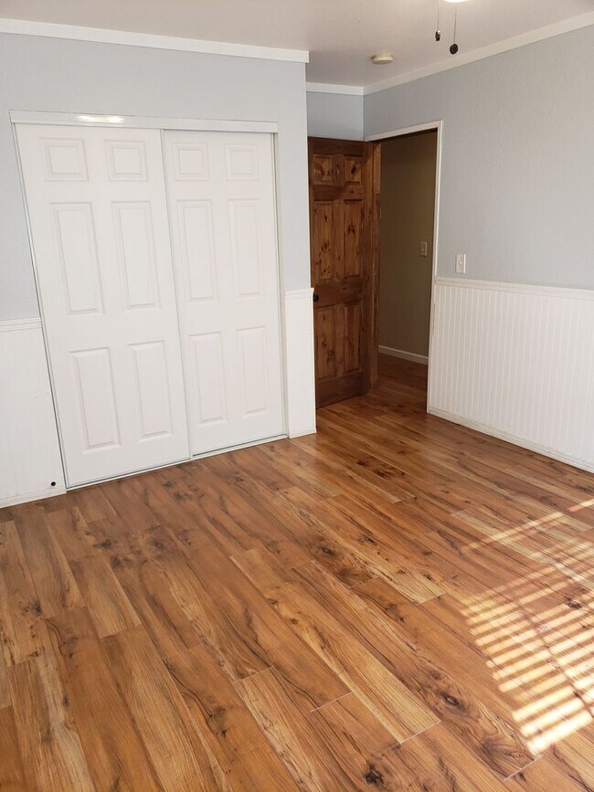 Building Photo - HORSE'S HORSE'S.....GREAT HOUSE WITH LOTS OF LAND AND A BARN