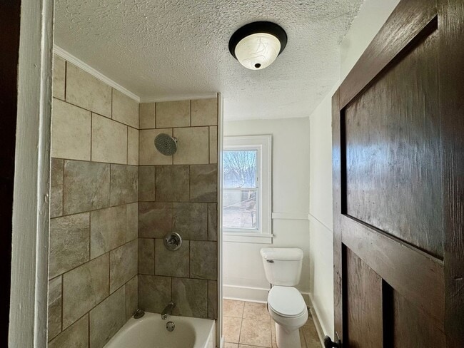 Building Photo - Updated 2BR Townhome Across from Stephens Park