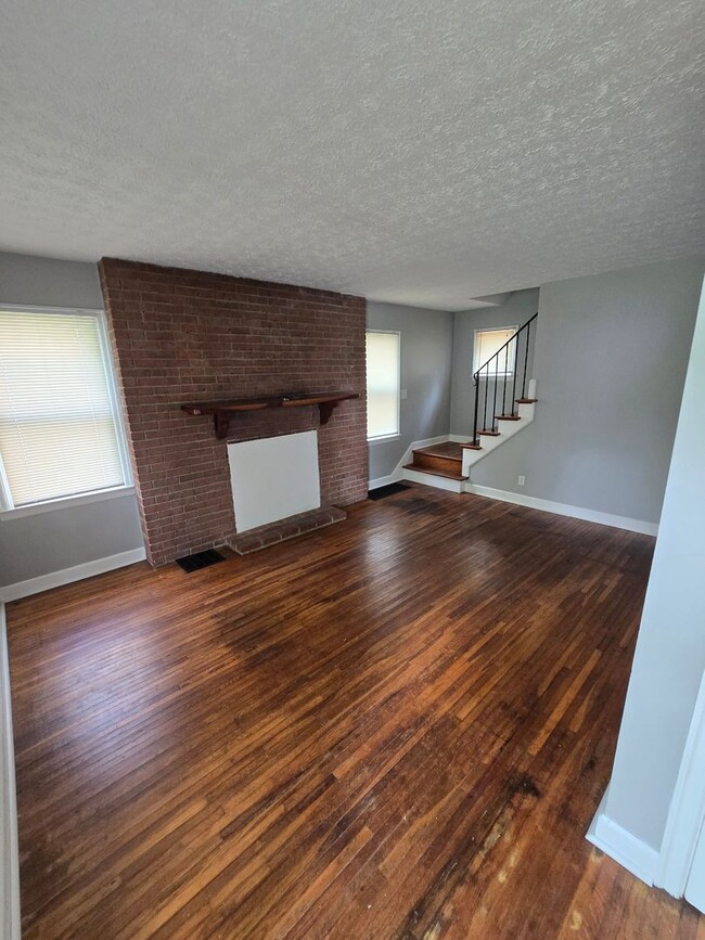 Building Photo - 3 BEDROOM SINGLE FAMILY