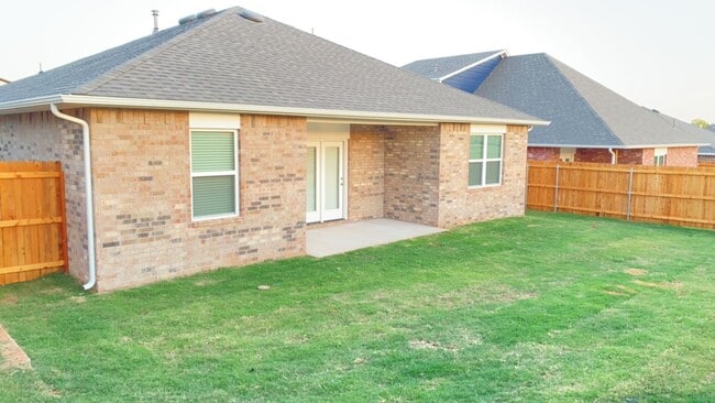 Building Photo - 3 Bedroom 2 Bathroom 2 Car Garage Home in ...