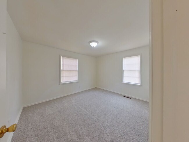 Building Photo - 3 Bedroom Home