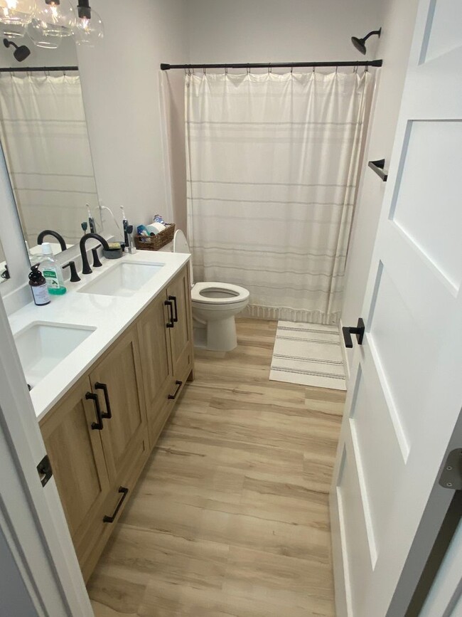 Building Photo - Beautiful 3 bed 2.5 bath Townhome