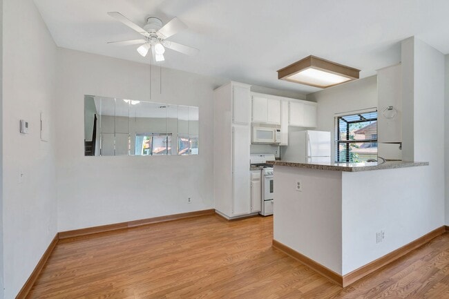 Building Photo - Thousand Oaks- Three Bedroom Condo